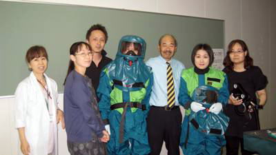 Taking a memorial photograph with Mr.Satoshi Imanaka (third　person on the right). 