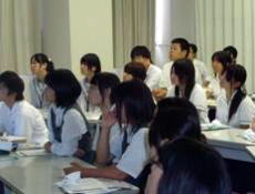 Everybody of the junior high school and high school student hears the lecture of Mr. Tsumura.