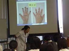 Ms.Yuka Sato explained about "how to put masks and hand washing correctly".