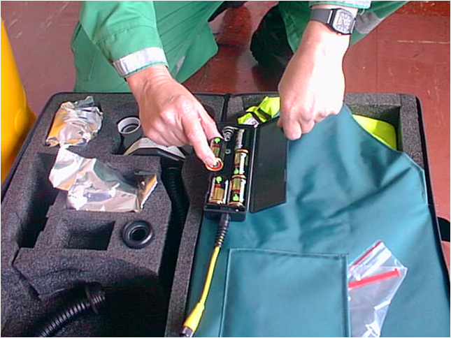 1) Set 6 batteries size C to a battery case.