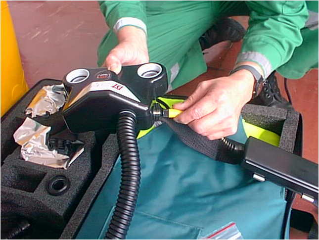 3) Set up the cable of the battery cassette in a blower unit and fasten a rocking.