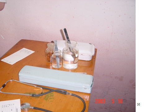 街の発熱診療所で使用されていた器具（アルコールに浸されていた）