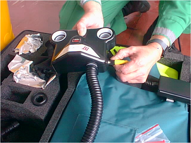 3)バッテリーカセットのケーブルをブロアーユニットに取り付け、ロッキングを締める。